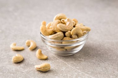 Kaju fıstığı taş masada cam kapta