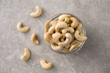 Kaju fıstığı taş masada cam kapta