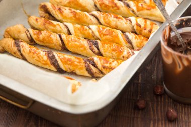 ev yapımı kekler - puf böreği çikolata yapıştır ile. çikolata ile bükülmüş kek.