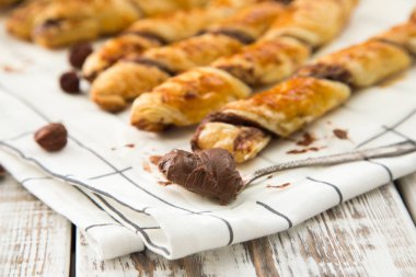 ev yapımı kekler - puf böreği çikolata yapıştır ile. çikolata ile bükülmüş kek.