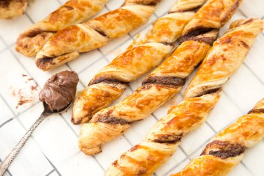 ev yapımı kekler - puf böreği çikolata yapıştır ile. çikolata ile bükülmüş kek.