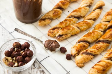 ev yapımı kekler - puf böreği çikolata yapıştır ile. çikolata ile bükülmüş kek.