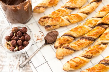 ev yapımı kekler - puf böreği çikolata yapıştır ile. çikolata ile bükülmüş kek.