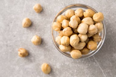 taş masada cam kase içinde kavrulmuş fındık