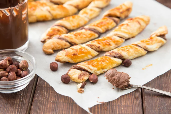 ev yapımı kekler - puf böreği çikolata yapıştır ile. çikolata ile bükülmüş kek.