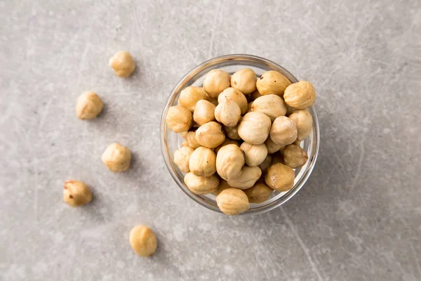 taş masada cam kase içinde kavrulmuş fındık