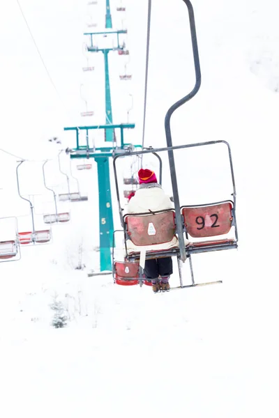 Skiërs op ski-lift in sneeuw bergen op winterdag. kabelbaan lift in skiresort. — Stockfoto