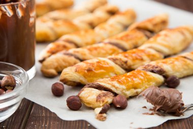 ev yapımı kekler - puf böreği çikolata yapıştır ile. bükülmüş kek