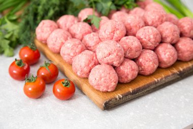 Rustik ahşap kesme tahtası üzerinde çiğ köfte 