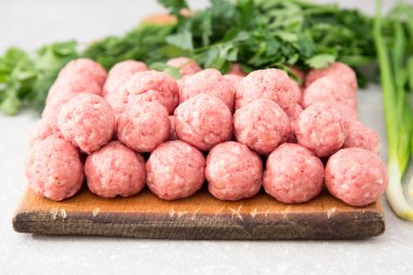 Rustik ahşap kesme tahtası üzerinde çiğ köfte 