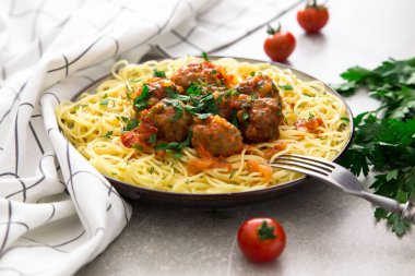 Köfte ve maydanoz domates soslu spagetti makarna