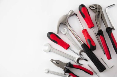 Beyaz arka plan üzerinde çeşitli ve birçok araçları