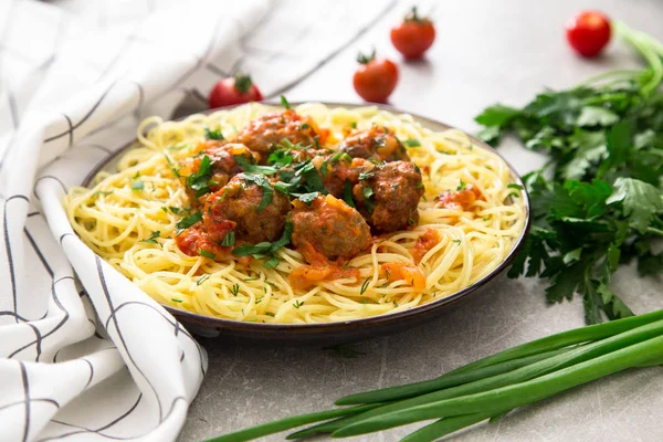 Massa de espaguete com almôndegas e salsa com molho de tomate — Fotografia de Stock