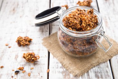 Sağlıklı kahvaltı. Taze gevrek, müsli cam kavanozda. 