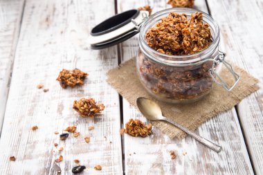 Sağlıklı kahvaltı. Taze gevrek, müsli cam kavanozda. 