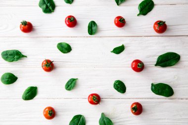 Ispanak ve kiraz domates çerçeve beyaz zemin üzerine yeşil yaprakları