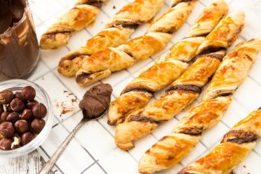 ev yapımı kekler - puf böreği çikolata yapıştır ile. bükülmüş kek