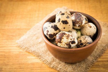 Bıldırcın yumurta bir kase Sivas'tan ahşap yüzey, en iyi görünüm üzerinde üzerinde