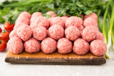 Bir taş rustik ahşap kesme tahtası üzerinde çiğ köfte 