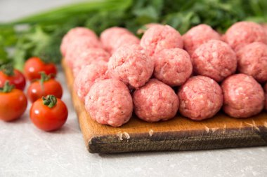 Bir taş rustik ahşap kesme tahtası üzerinde çiğ köfte 