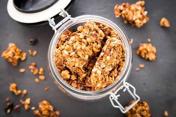 Desayuno saludable. Granola fresca, muesli en un frasco de vidrio . — Foto de Stock