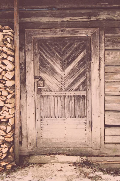 Stare drewniane drzwi rocznika. ciemnym tle drewnianych — Zdjęcie stockowe