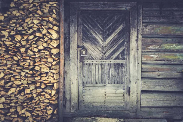 Vecchia porta vintage in legno. sfondo in legno scuro — Foto Stock