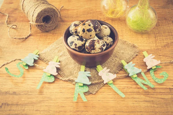 Composição de primavera e Páscoa com ovos de codorna em mesa de madeira — Fotografia de Stock