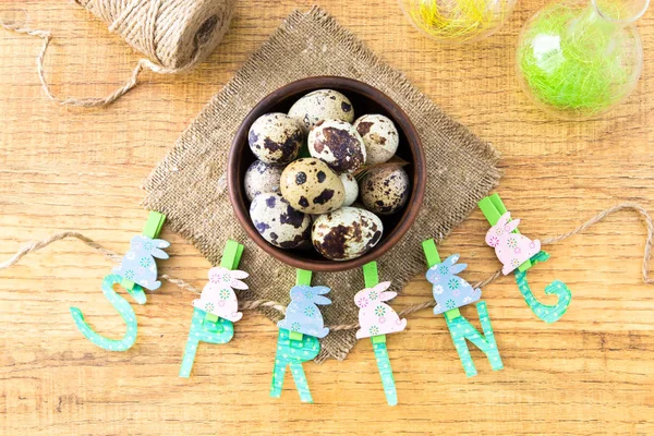 Composição de primavera e Páscoa com ovos de codorna em mesa de madeira — Fotografia de Stock