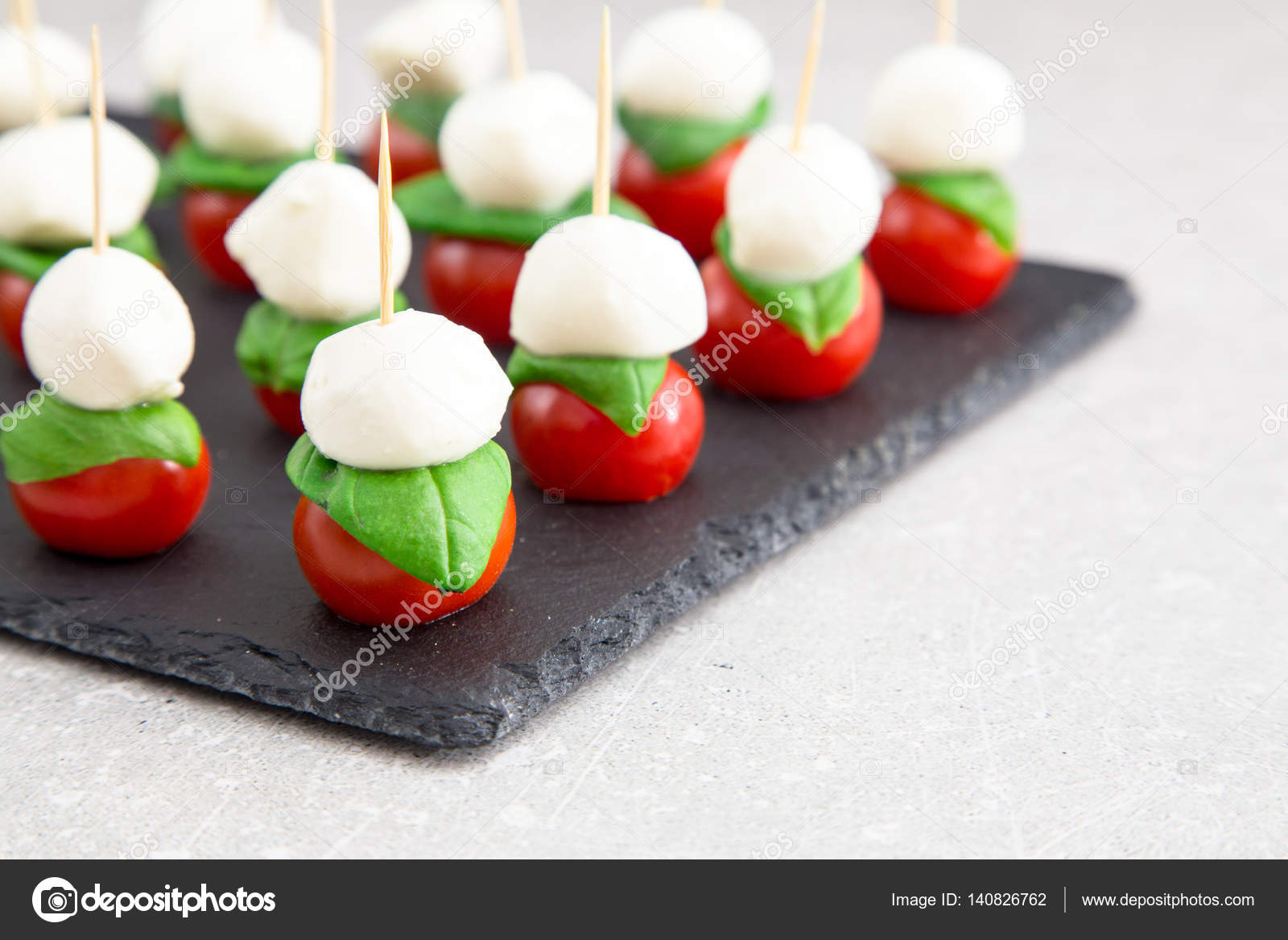 Caprese-Salat. Spieße mit Tomaten und Mozzarella mit Basilikum ...