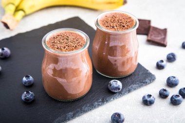 Chia tohum ve yaban mersini çikolatalı muz yüzlü 