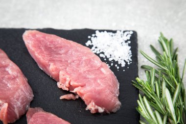 çiğ domuz eti mazisi üzerine kurulu, taş bir arka plan üzerinde