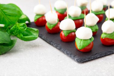 Caprese salatası. domates ve Fesleğenli mozzarella şiş. 