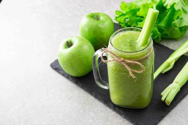 Blended green smoothie with ingredients. Superfood, detox — Stock Photo, Image