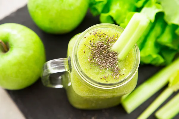 Batido verde licuado con ingredientes. Superfood, desintoxicación —  Fotos de Stock