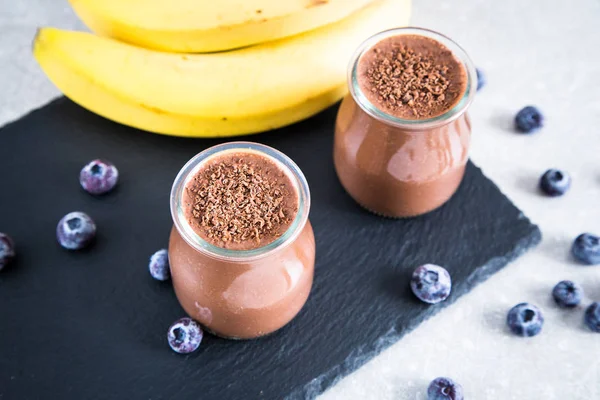 Frullato di banana al cioccolato con semi di chia e mirtillo — Foto Stock