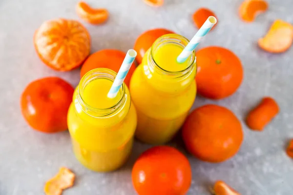 Апельсиновый сок. мандариновый сок — стоковое фото