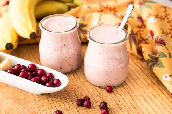 Smoothie muz ve yoğurt ve yulaf ile kızılcık 