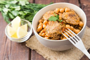 sebze ve Yeşiller ile etli nohut