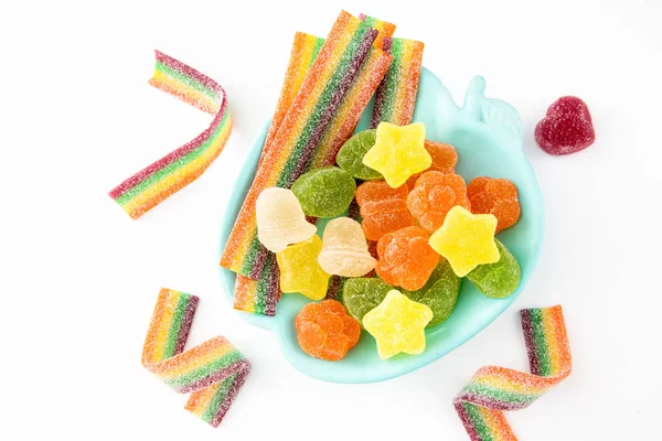 Süßigkeiten Hintergrund. bunte Bonbons im Teller auf hellem Hintergrund — Stockfoto