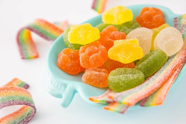 Süßigkeiten Hintergrund. bunte Bonbons im Teller auf hellem Hintergrund — Stockfoto