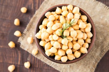 Pişmiş nohut bir kupa. Nohut besleyici yiyecek var. Sağlıklı ve vejetaryen gıda.