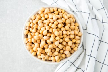 Pişmiş nohut bir kupa. Nohut besleyici yiyecek var. Sağlıklı ve vejetaryen gıda.