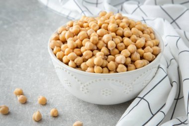 Pişmiş nohut bir kupa. Nohut besleyici yiyecek var. Sağlıklı ve vejetaryen gıda.