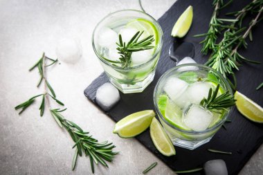 Biberiye ve buz, seçici odak ile limon limonata