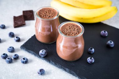 Chia tohum ve yaban mersini çikolatalı muz yüzlü 