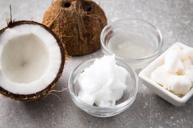 Hindistan cevizi hindistan cevizi yağı ahşap arka plan üzerinde kavanoza ile