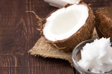 Hindistan cevizi hindistan cevizi yağı ahşap arka plan üzerinde kavanoza ile