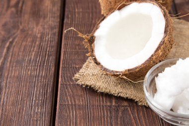 Hindistan cevizi hindistan cevizi yağı ahşap arka plan üzerinde kavanoza ile