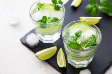 Soğuk bir bardak limonata mojito yaz yenileme 